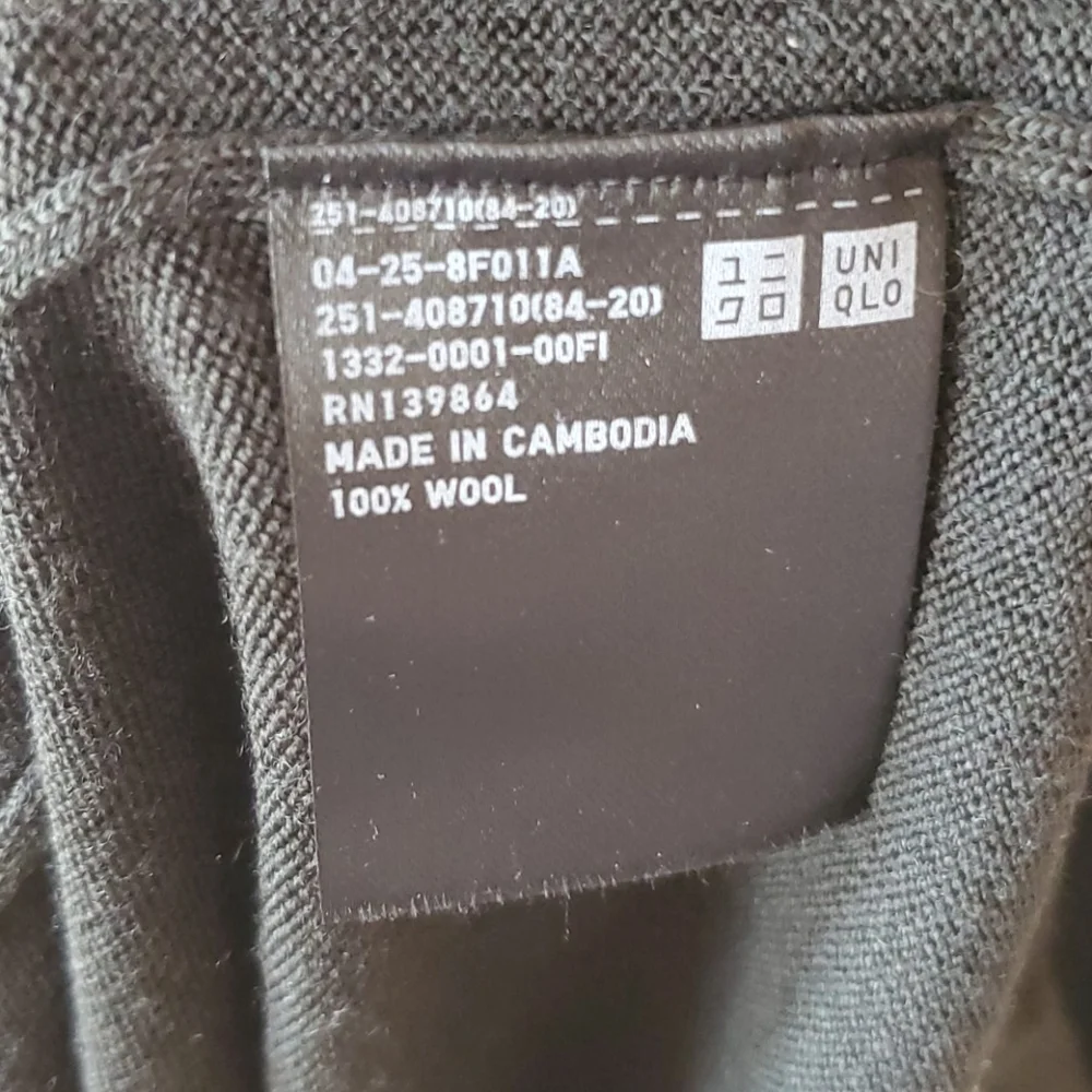 Uniqlo V Neck Wool sweater - Picture 3 of 3